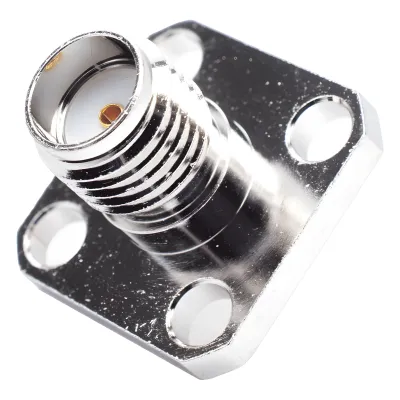 Conector SMA Hembra, Montaje de Panel Cuadrado, 4 Perforaciones, Soldable, Niquel/ Oro/ Teflón.