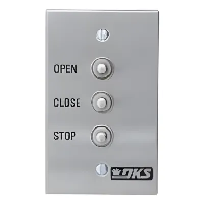 Botonera triple compatible con motores para portones abatibles y corredizos Doorking / Uso en interiores / Fácil instalación en caja estándar
