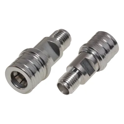Adaptador en Línea de Bajo PIM, de Conector QMA (Quick Mate) Macho a SMA Hembra, Bronce Blanco/ Oro/ Teflón.