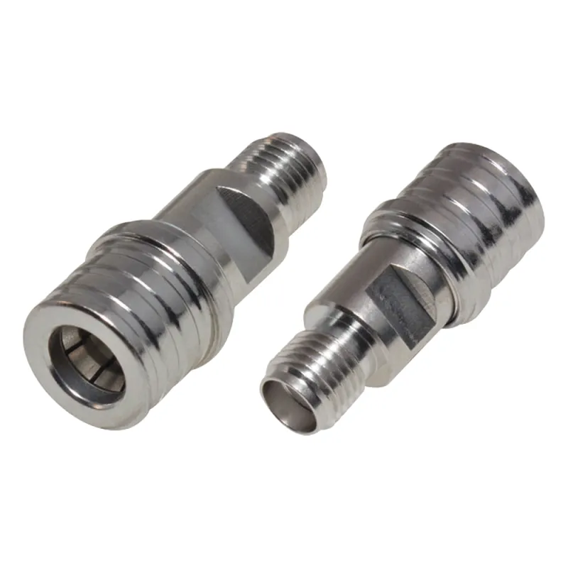 Adaptador en Línea de Bajo PIM, de Conector QMA (Quick Mate) Macho a SMA Hembra, Bronce Blanco/ Oro/ Teflón.