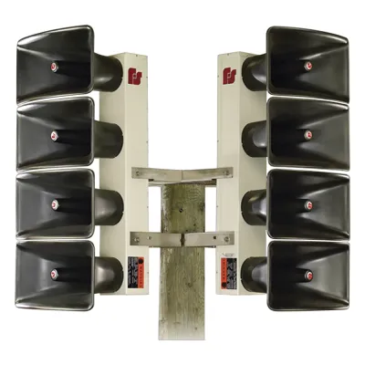 Altavoz de Arreglo Direccional DSA6 / 6 Bocinas de 100 W / 600 Watts Totales / 121 dB(C) a 100 ft (30.5 m) / Alcance 3400 ft (1036 m) a 70 dB(C) / Proyectores de Fibra de Vidrio / Gabinete de Aluminio / 200-2000 Hz / UltraVoice Controller