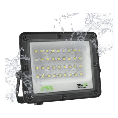 Reflector Tipo Lupa 200 W / Flujo luminoso 20 000 lm / 110 - 240 Vca~ 60Hz / Dimensiones 378 x 280 x 25mm / Uso en exterior IP66.