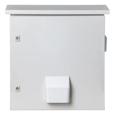 Gabinete Ventilado de Acero IP55 Uso en Exterior (593 x 609 x 399 mm) con Placa Trasera Interior Metálica y Compuerta Inferior Atornillable. Incluye Ventilador, Ventilas, filtros, Terminal de Tierra Física, Chapas y Ll