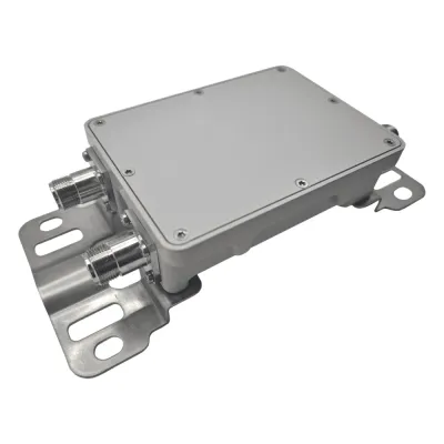 Combinador de Bandas de Dos Vías EP-COMB-2B / Rango de Frecuencia 698-960 MHz y 1710-2700 MHz / Bajo PIM / Alta Rechazo Fuera de Banda / Potencia Continua 300 W / Pico 800 W / Conectores N Hembra / IP40