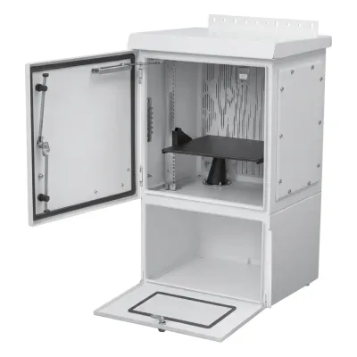 Gabinete Para Exterior OSP ComLine de 12 UR con espacio para Baterías, 600 mm de Ancho, 500 mm de Profundidad De Aluminio, Color Gris Claro Con Protección NEMA 4/12/4X/3/3R; IP66