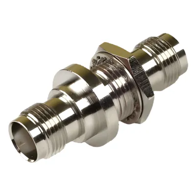 Adaptador Doble TNC Hembra para Chasis, Montaje Hermético con Aro de Goma y en Tipo D-Plano, Níquel/ Oro/ Teflón.