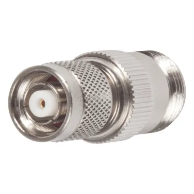 Adaptador en Línea, de Conector TNC Macho Inverso a N Hembra, Niquel/ Oro/ Teflón.