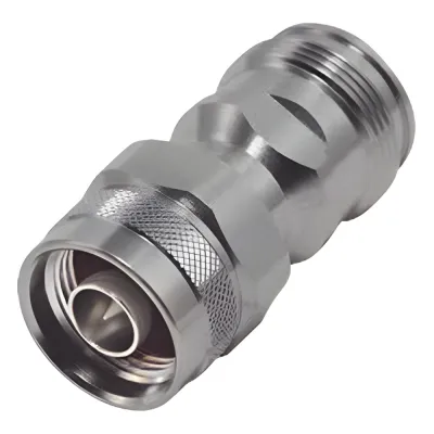 Adaptador en Línea de Conector 4.3-10 Hembra a N Macho, Bronce Blanco/ Plata/ Teflón.