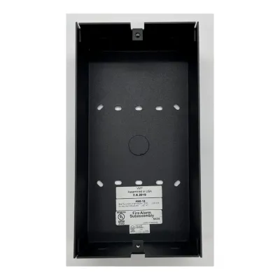 Caja de montaje en superficie para un módulo anunciador de la serie ACS, con entradas para conducto de 1/2 pulgada