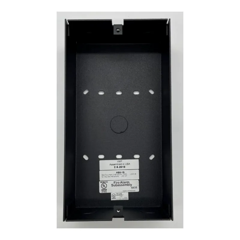 Caja de montaje en superficie para un módulo anunciador de la serie ACS, con entradas para conducto de 1/2 pulgada