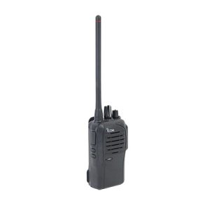 Radio portátil digital y analogico en rango de frecuencia 136-174MHz, 16 canales, 5 W de potencia de RF. Incluye antena, cargador y batería.