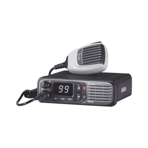 Radio móvil digital con pantalla numérica, en rango de 380-470MHz, de 99 canales seleccionables, GPS, y bluethooth. Incluye micrófono, cable de corriente y bracket.