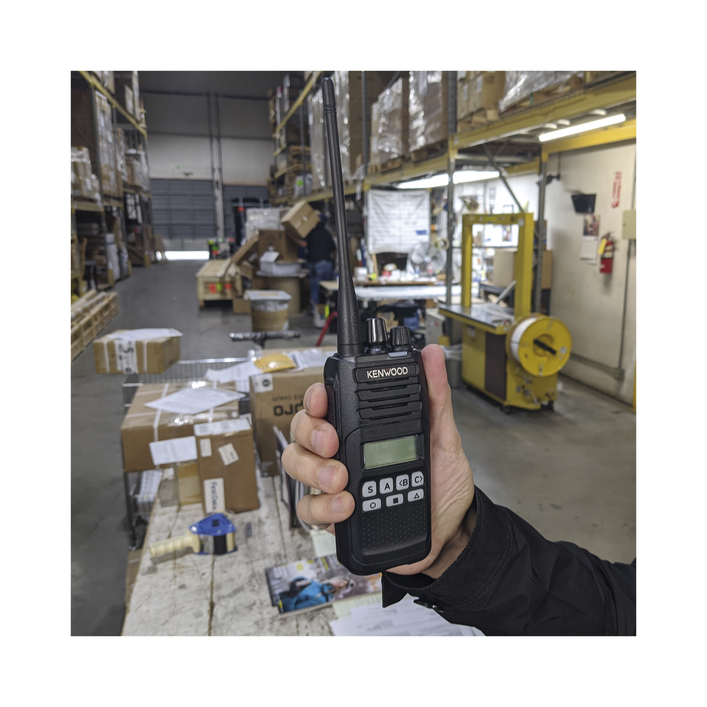 Radio portátil UHF 400-470 MHz, Digital NXDN-Analógico, 5 Watts, 64 Canales, Roaming, Encriptación, GPS*, Inc. antena, batería, cargador y clip - Image 5