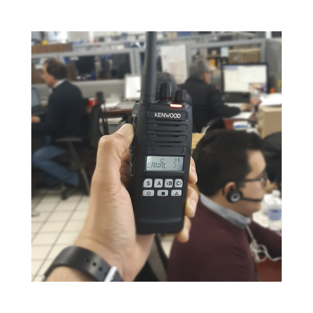 Radio portátil UHF 400-470 MHz, Digital NXDN-Analógico, 5 Watts, 64 Canales, Roaming, Encriptación, GPS*, Inc. antena, batería, cargador y clip - Image 6